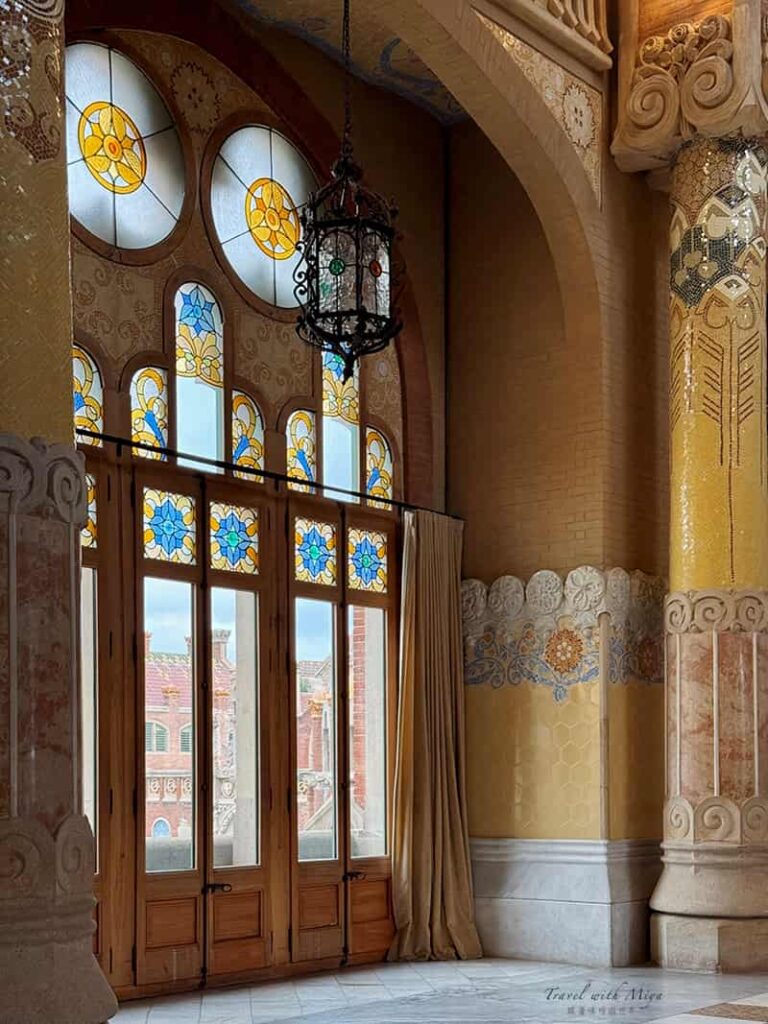 聖十字聖保羅醫院-行政廳二樓彩繪玻璃窗與柱子裝飾