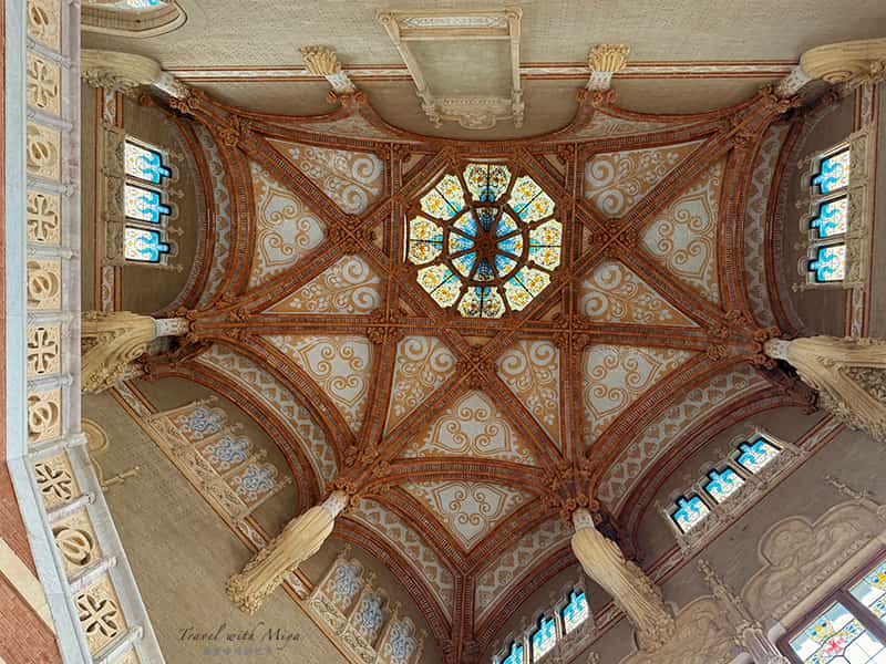 聖十字聖保羅醫院-行政廳樓梯上方大型八角彩繪玻璃窗