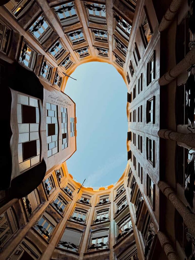 站在米拉之家中庭往上看的橢圓天空