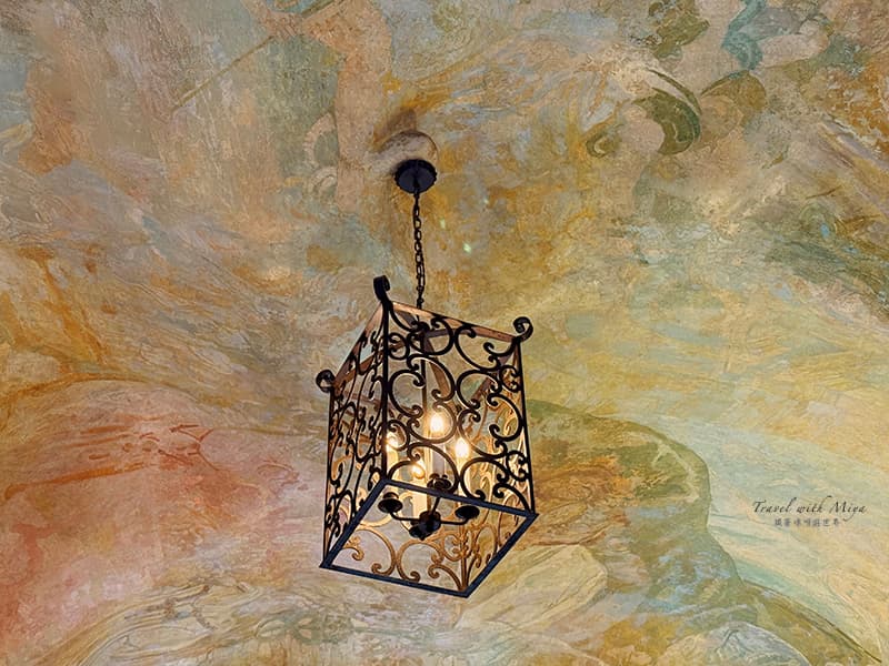 米拉之家中庭天花板彩繪牆面與吊燈