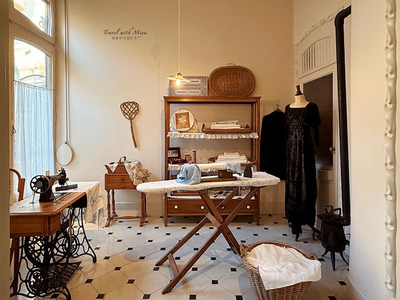米拉之家:傭人房擺設 - 熨燙桌架、裁縫機
