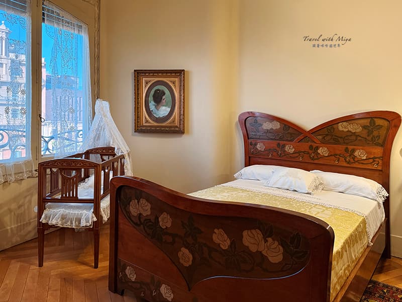 米拉夫婦臥室中的床和嬰兒床