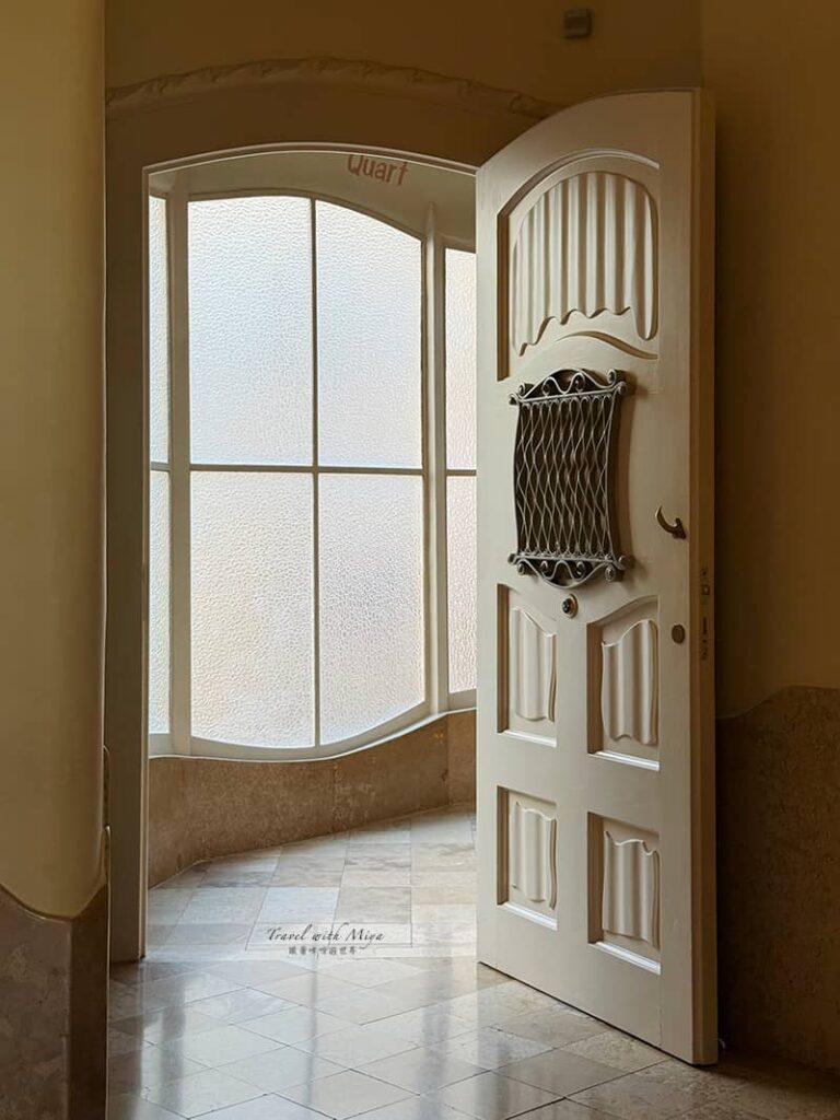 米拉之家公寓大門上的防盜貓眼是鐵窗