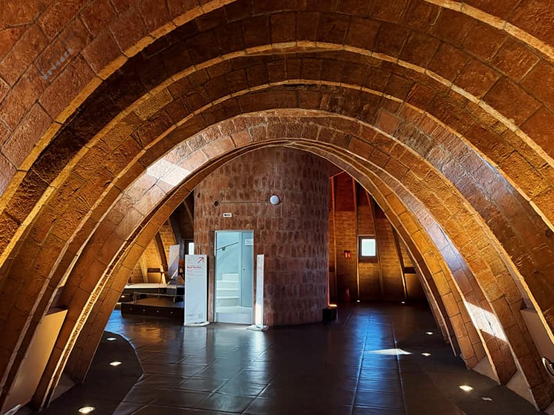 米拉之家閣樓的磚砌懸鏈線拱 Catenary Arch