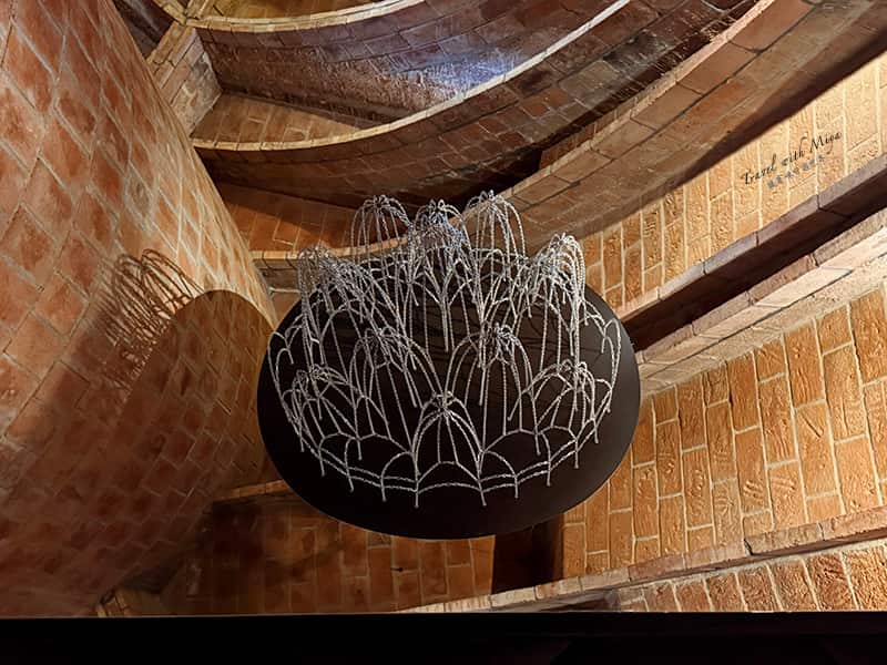 米拉之家閣樓展示的垂吊鏈條鏡中倒影