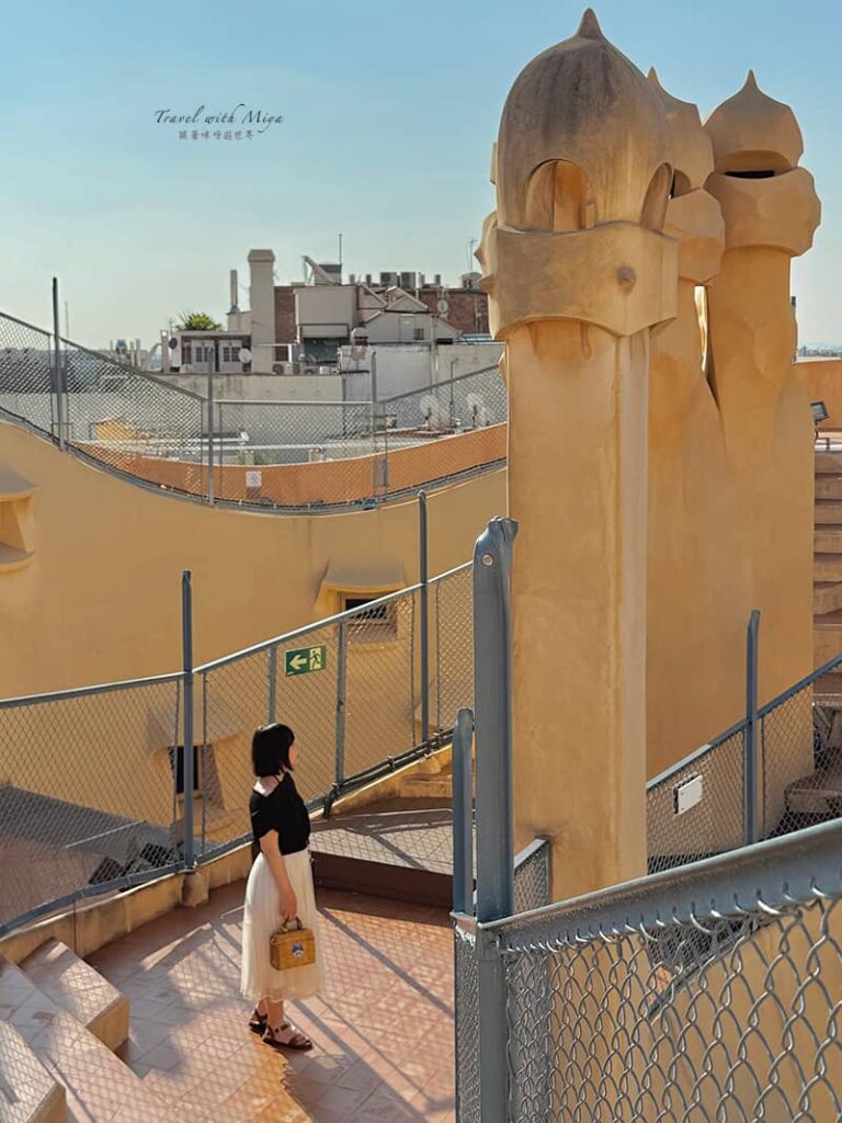米拉之家屋頂露台-和盔甲武士煙囪合照