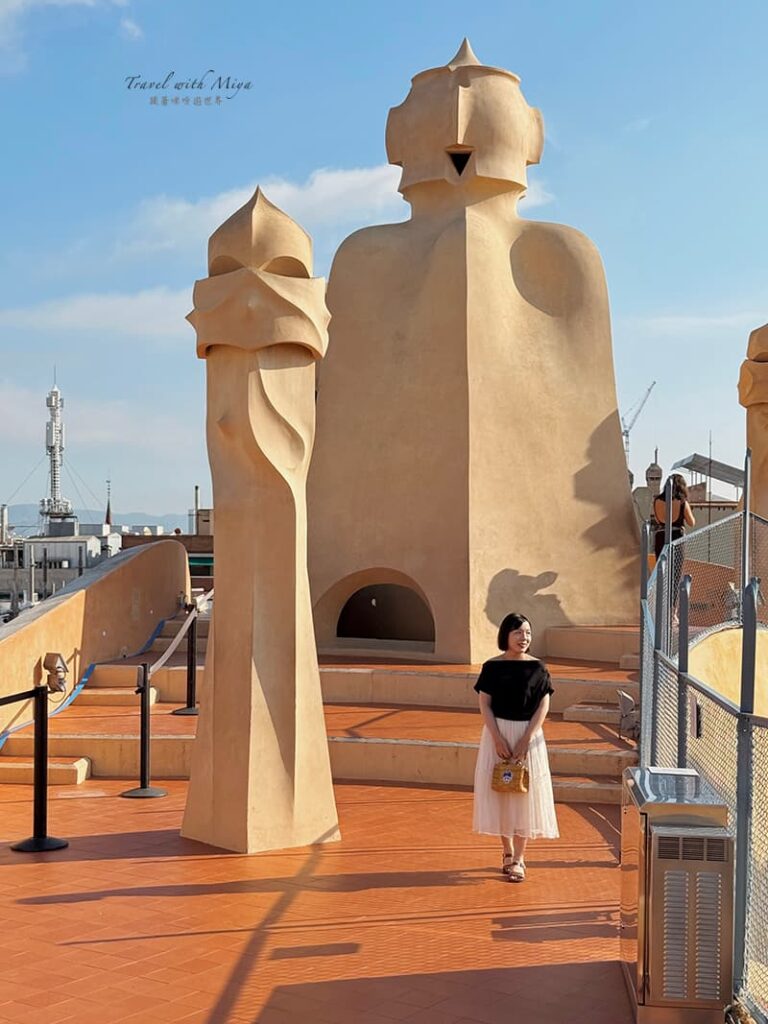 米拉之家屋頂露台-和單獨的盔甲武士煙囪合照