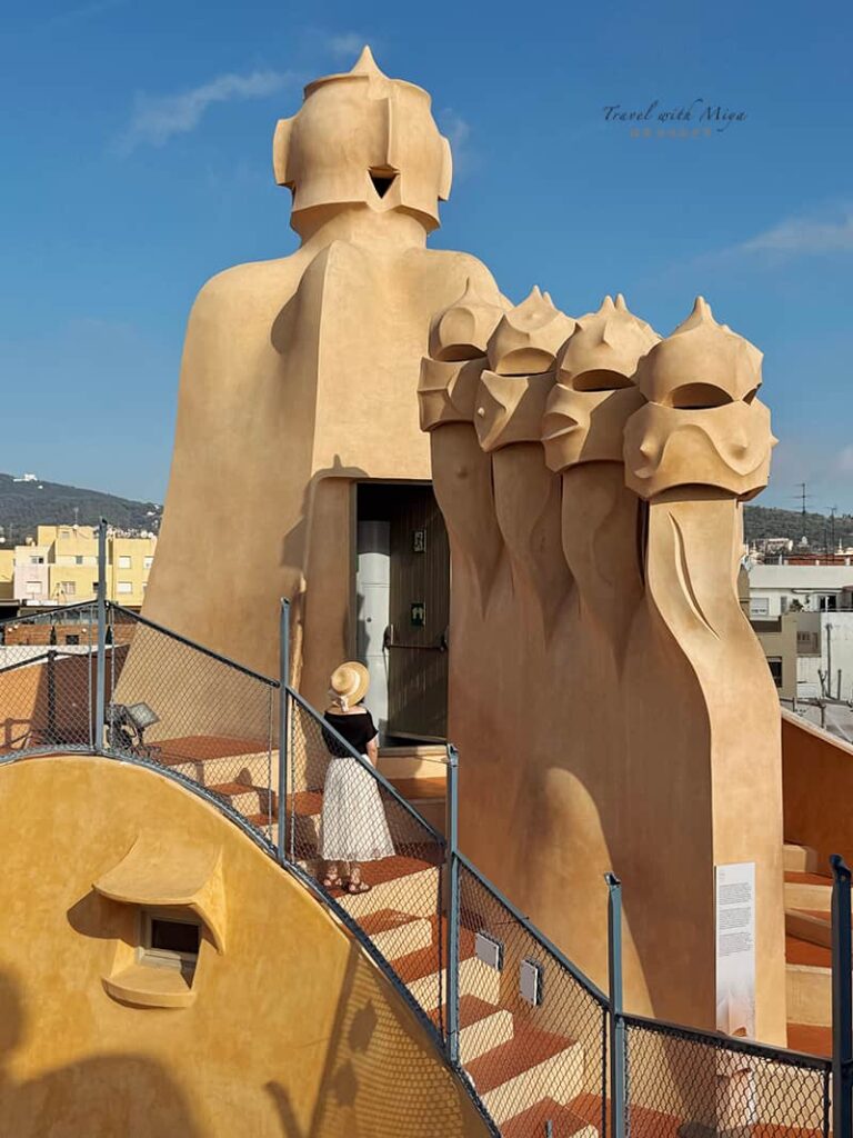 米拉之家屋頂露台造型通風口-和盔甲武士合影