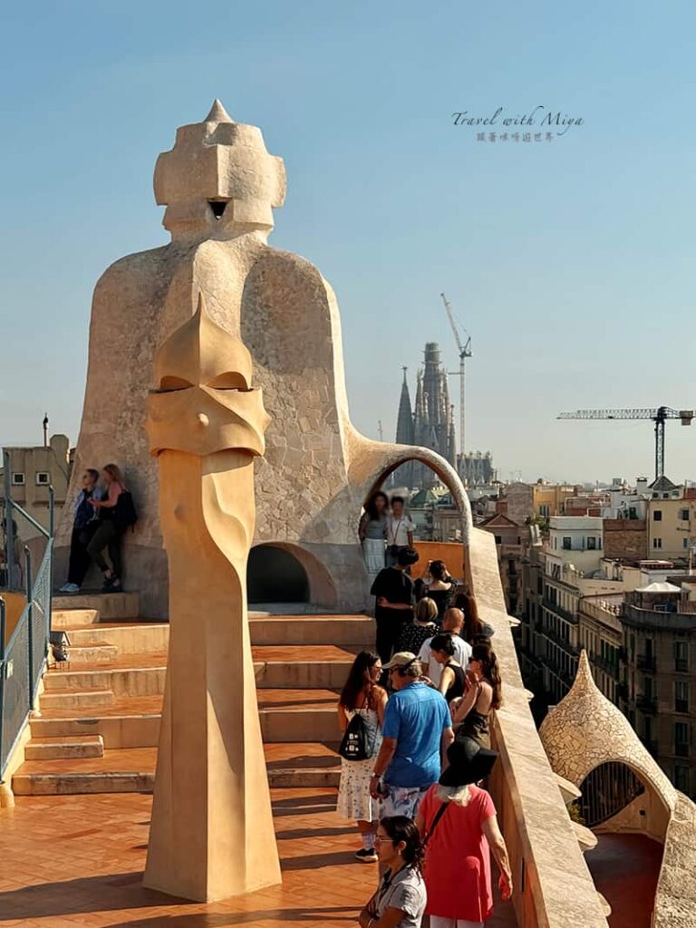 米拉之家屋頂露台能看到聖家堂的拱門
