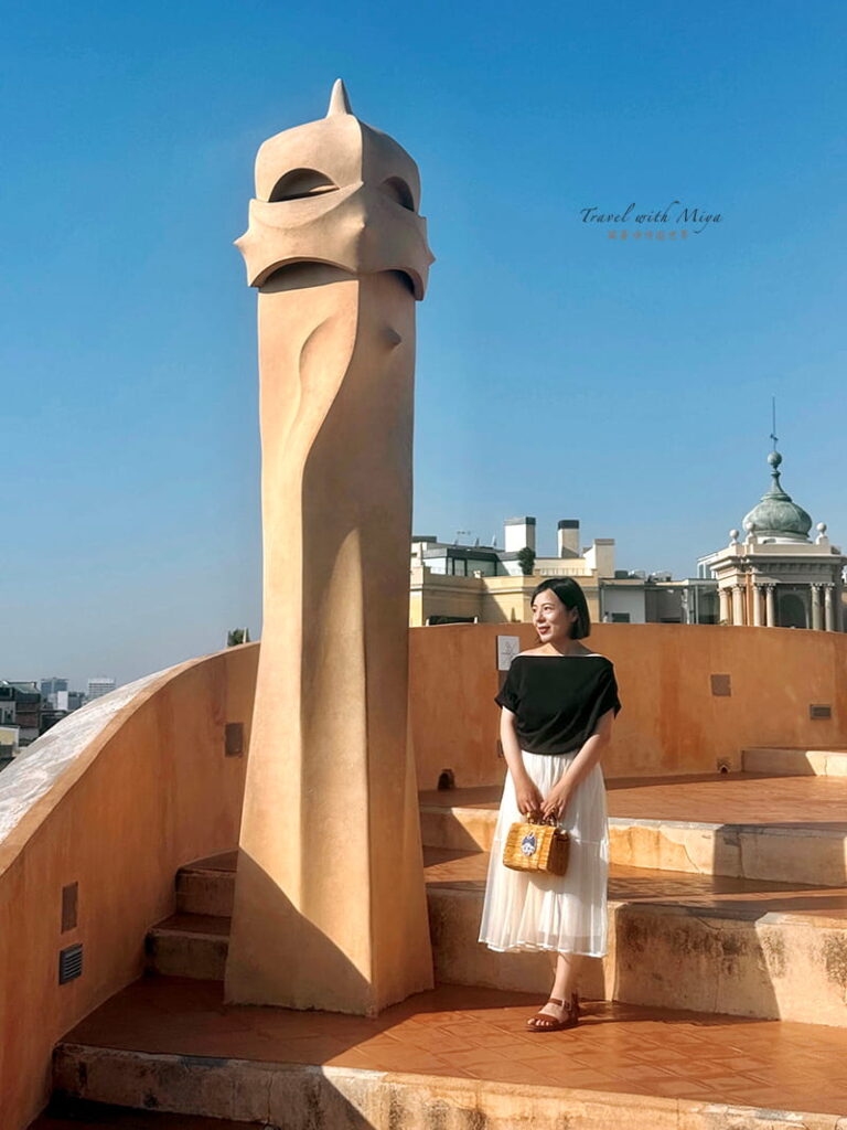 米拉之家屋頂露台-和獨立的盔甲武士煙囪合照