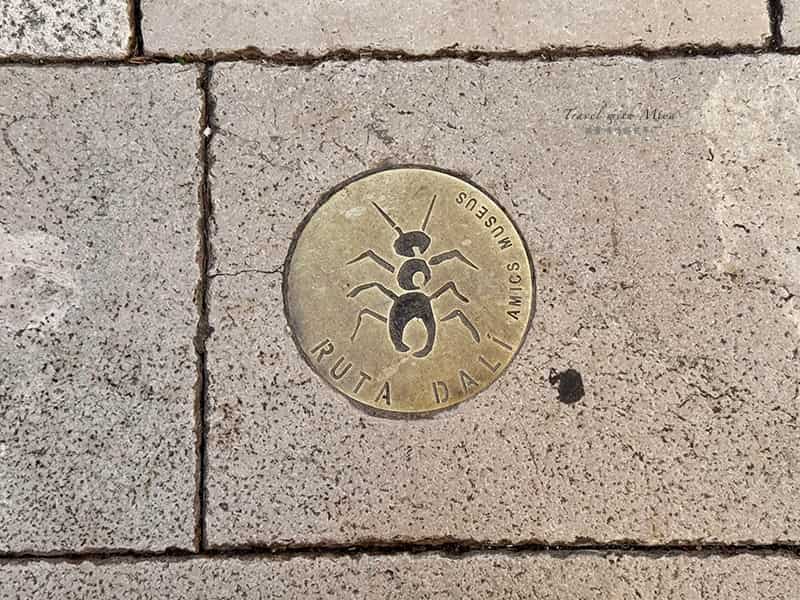 達利戲劇博物館主入口建築前地上圖示:Ruta Dalí 達利之路