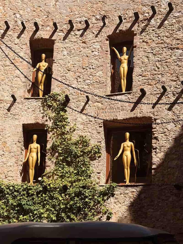 達利戲劇博物館中庭周圍的小金人