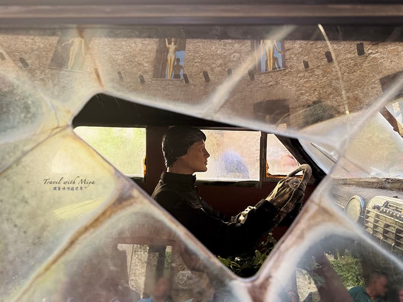 達利戲劇博物館:凱迪拉克副駕窗戶上的開口和裡面的駕駛