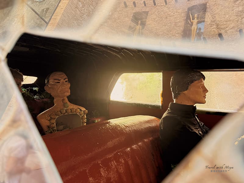 達利戲劇博物館:凱迪拉克車內駕駛與乘客