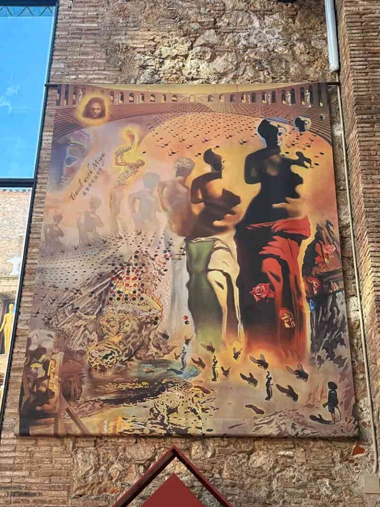 達利戲劇博物館:❙《迷幻鬥牛士》The Hallucinogenic Toreador:描繪妻子卡拉對鬥牛的厭惡