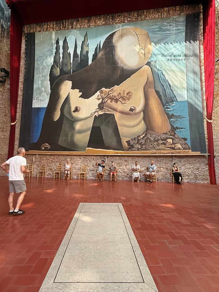 達利戲劇博物館迷宮畫作與地上的達利墓穴