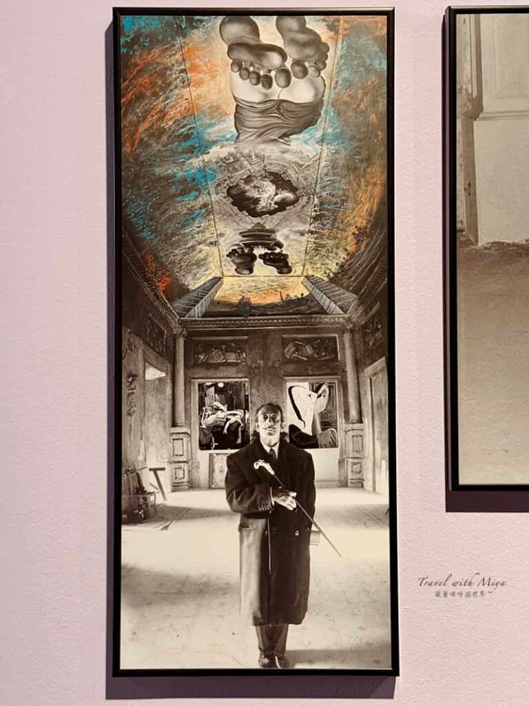 達利戲劇博物館一幅畫作中:達利與風之宮 Palau del Vent 天花板畫作合照