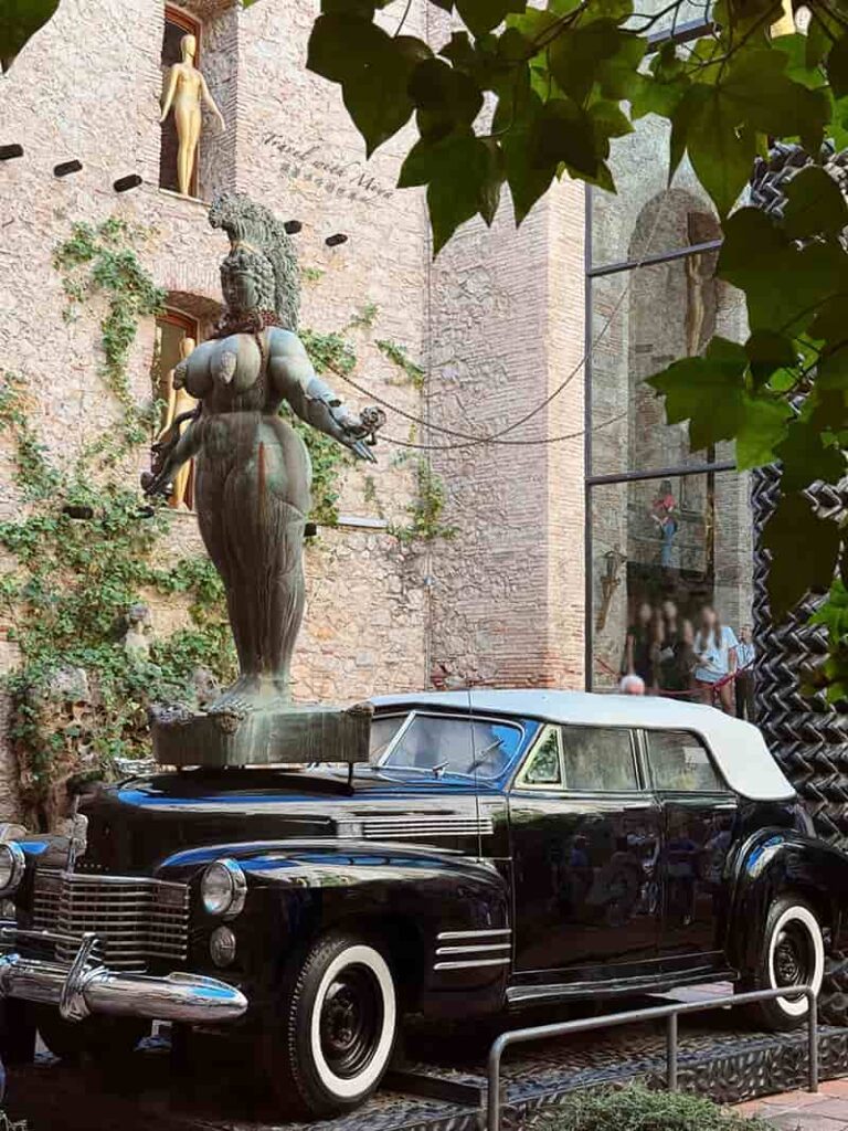達利戲劇博物館中庭:黑色凱迪拉克和車頂的豐滿女人