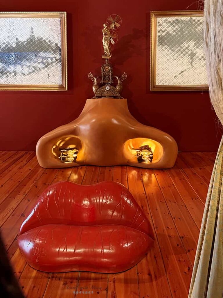 達利戲劇博物館站在觀景台欣賞梅維斯沙發室 Mae West Room