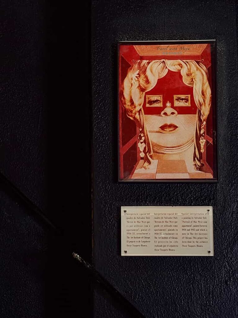 達利戲劇博物館牆上關於梅維斯沙發室 Mae West Room的文字解說