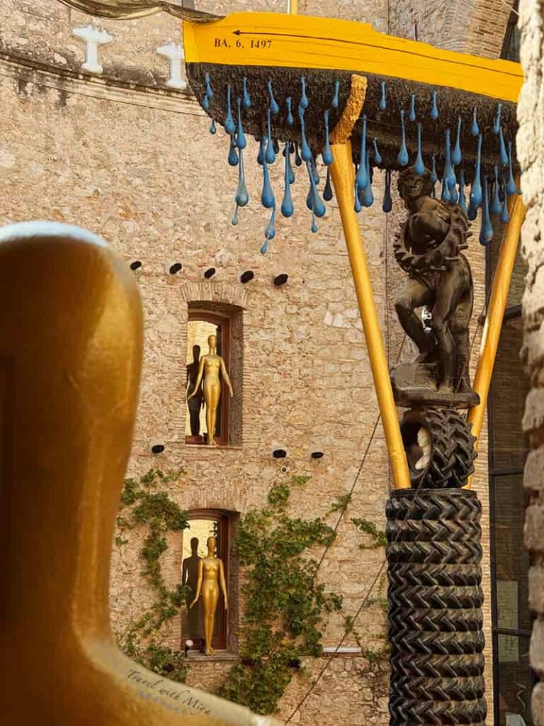 達利戲劇博物館中庭裝置:雨中計程車上方的黃色小船