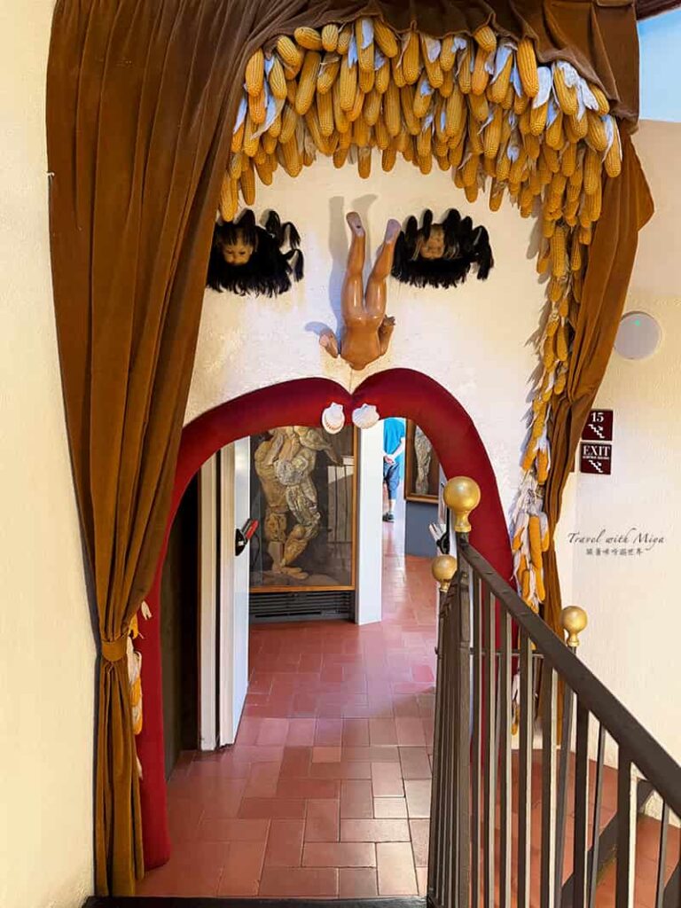 達利戲劇博物館樓梯間的女生人臉藝術裝置