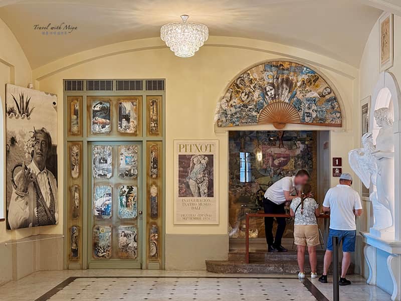 達利戲劇博物館入口行李寄存空間