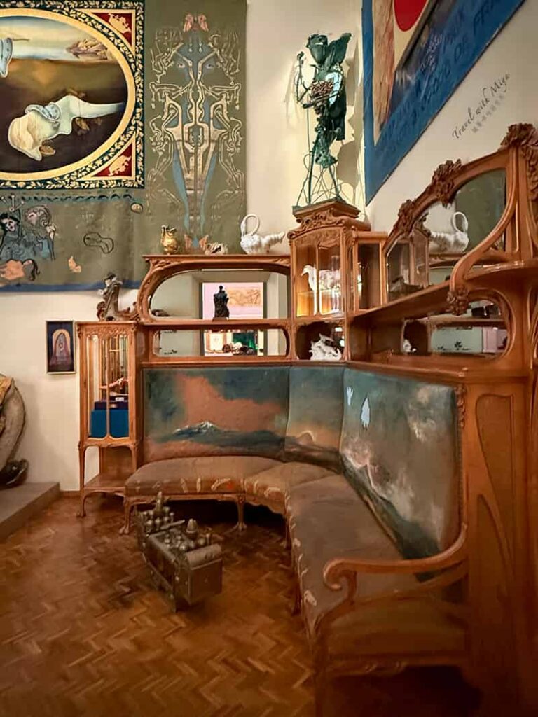 達利戲劇博物館風之宮 Palau del Vent 寢室造型沙發與收納櫃