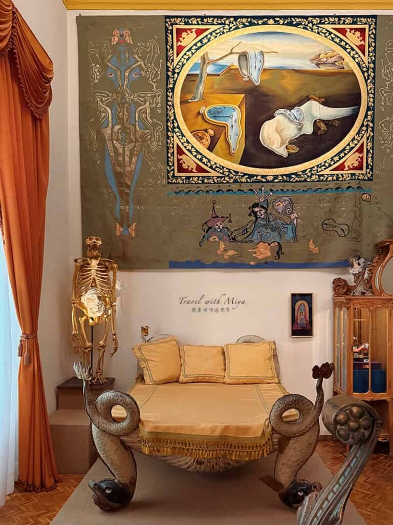 達利戲劇博物館風之宮 Palau del Vent 寢室牆上《記憶的永恆》畫作與床