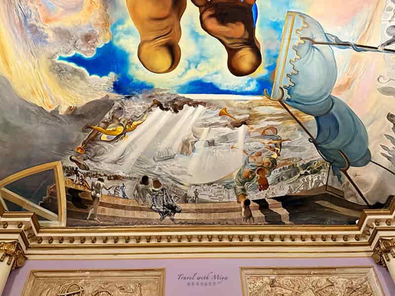 達利戲劇博物館風之宮 Palau del Vent 天花板畫作藍天白雲與腳掌