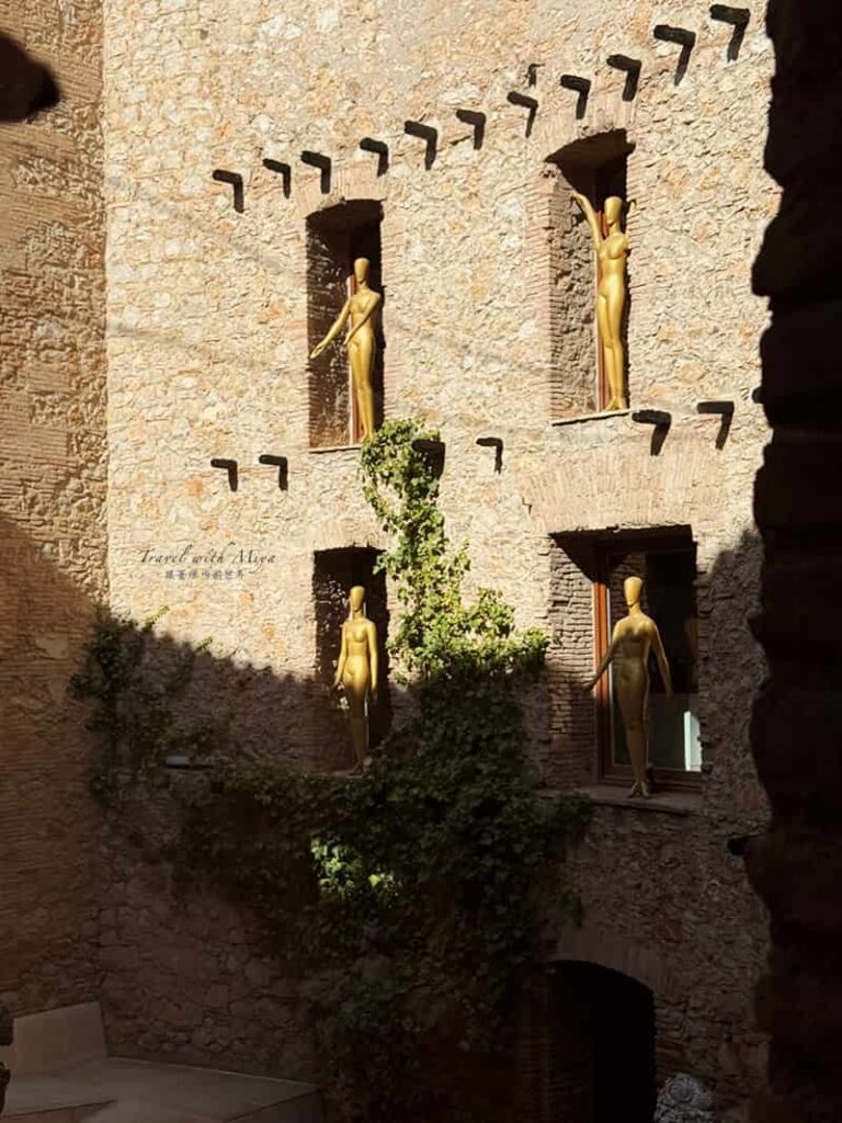 達利戲劇博物館中庭周圍牆上的小金人