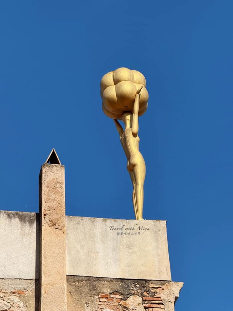 達利戲劇博物館庭院中的小金人