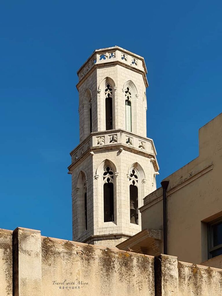 達利戲劇博物館庭院中的教堂塔樓