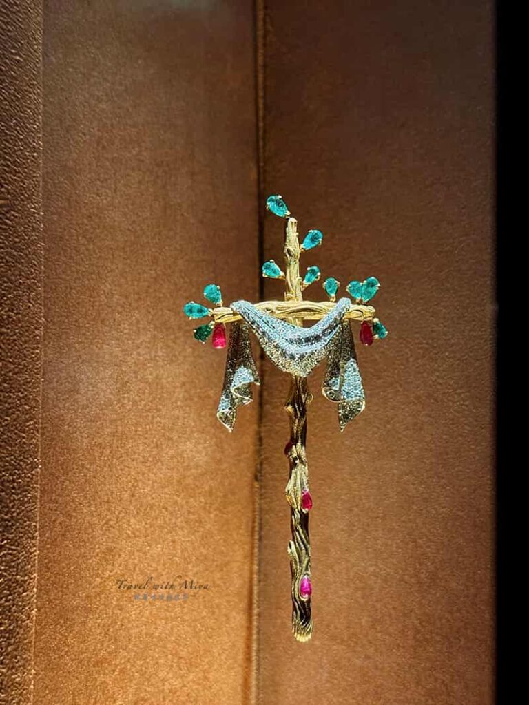 達利戲劇博物館-珠寶館Dalí Joies 樹枝寶石十字架珠寶實體
