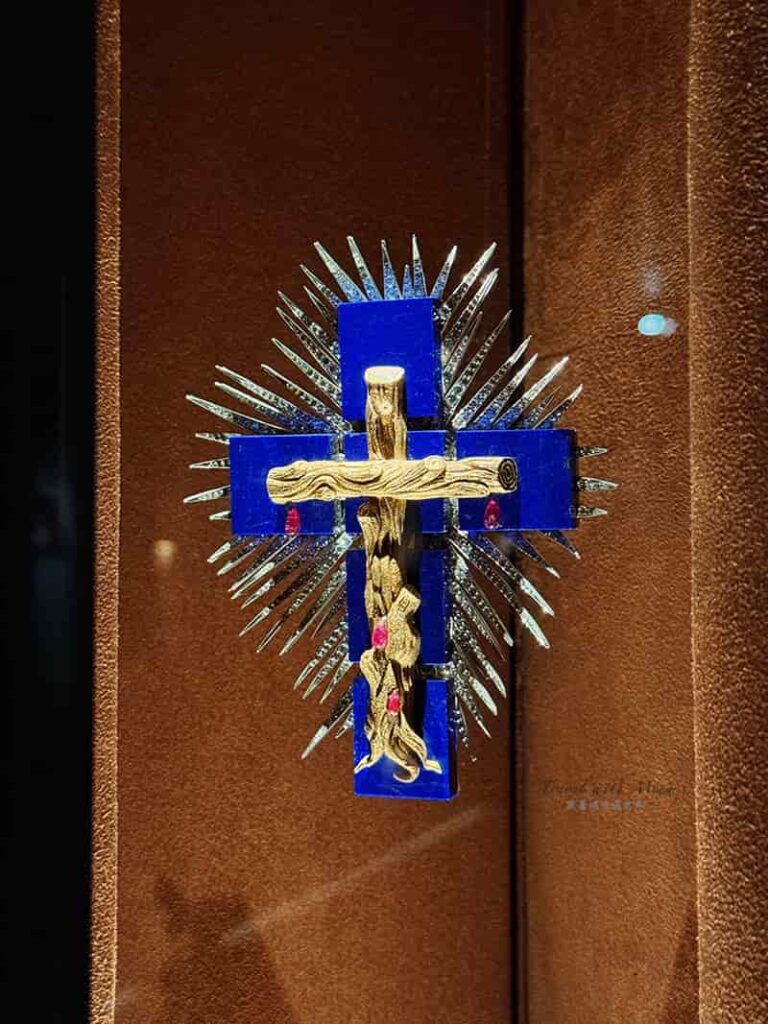 達利戲劇博物館-珠寶館Dalí Joies 藍色十字架珠寶實體