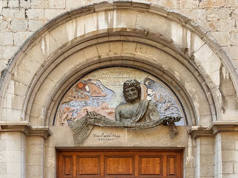 達利戲劇博物館旁的聖皮爾教堂 Church of Saint Pere 外牆門上牆面的裝飾