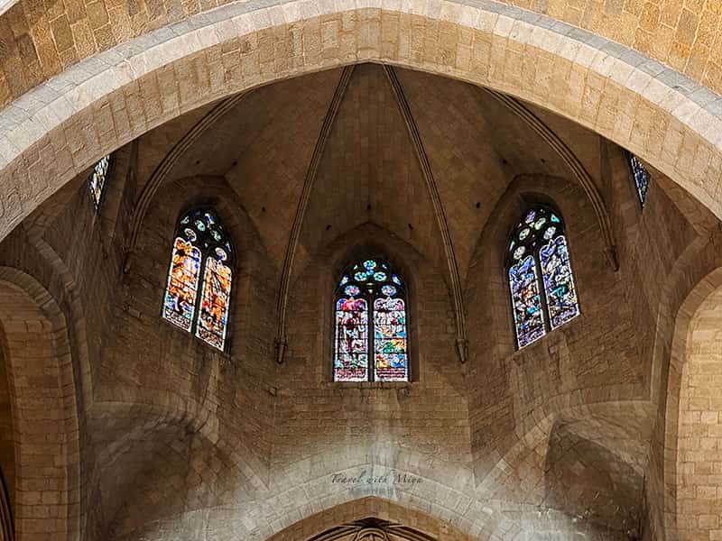 達利戲劇博物館旁的聖皮爾教堂 Church of Saint Pere 內部花窗