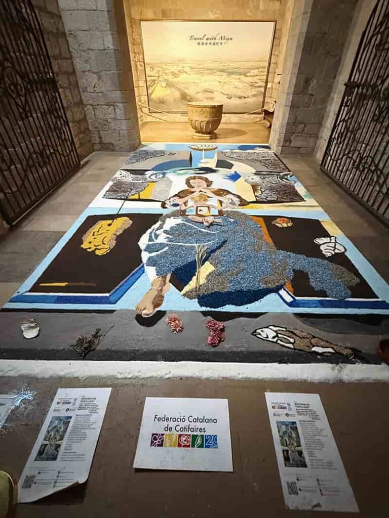 聖彼皮爾教堂中利用染色的鹽、木屑、大理石碎石、乾燥花和貝殼拼湊成達利畫作《 利加特港的聖母 The Madonna of Port Lligat 》