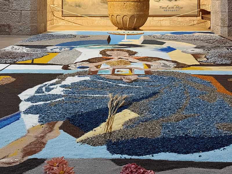 染色的鹽、木屑、大理石碎石、乾燥花和貝殼拼湊成達利畫作《 利加特港的聖母 The Madonna of Port Lligat 》