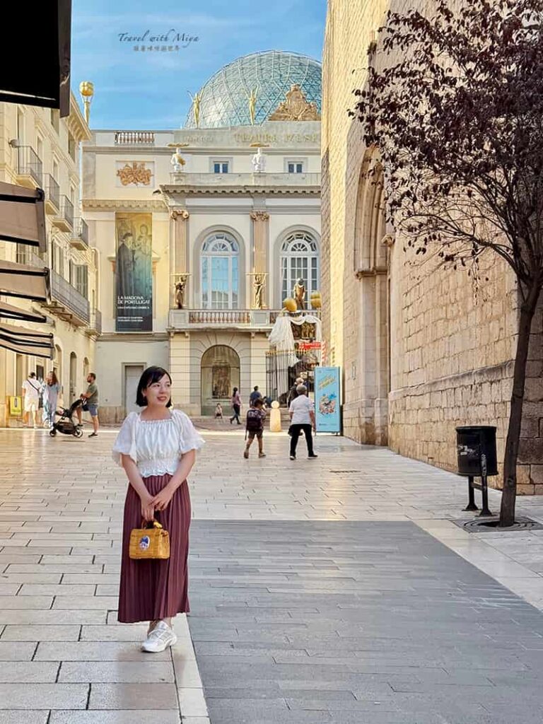 站在達利戲劇博物館主入口建築前合照