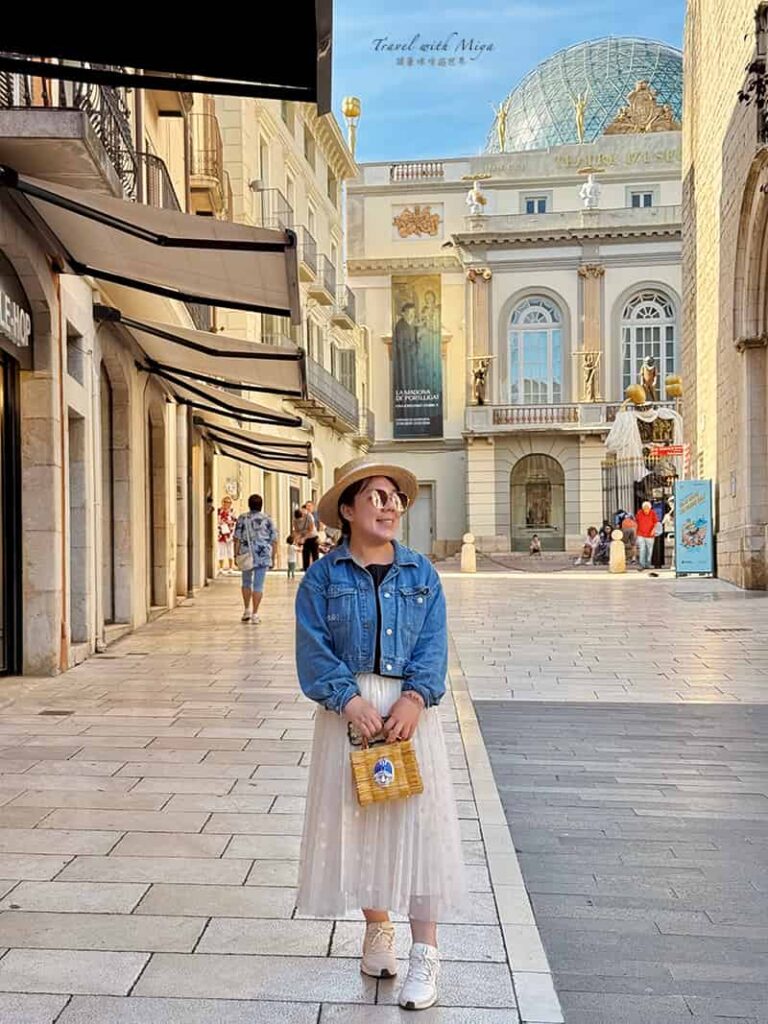 站在達利戲劇博物館主入口建築前合照-2