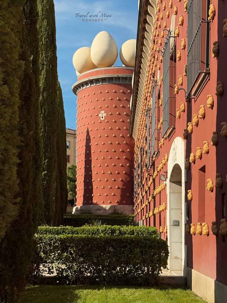 達利戲劇博物館土紅色外牆建築和黃色麵包