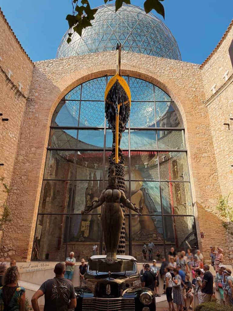 達利戲劇博物館中庭:雨中計程車