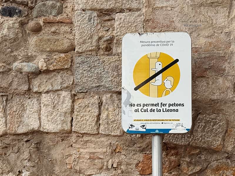 禁止親吻赫羅納母獅青銅雕像 El Cul de la lleona 的告示牌