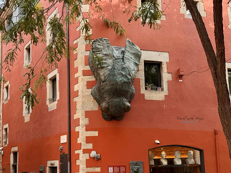 赫羅納橘牆上的巨大蒼蠅雕塑