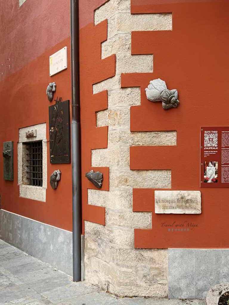 赫羅納橘牆上的蒼蠅雕塑