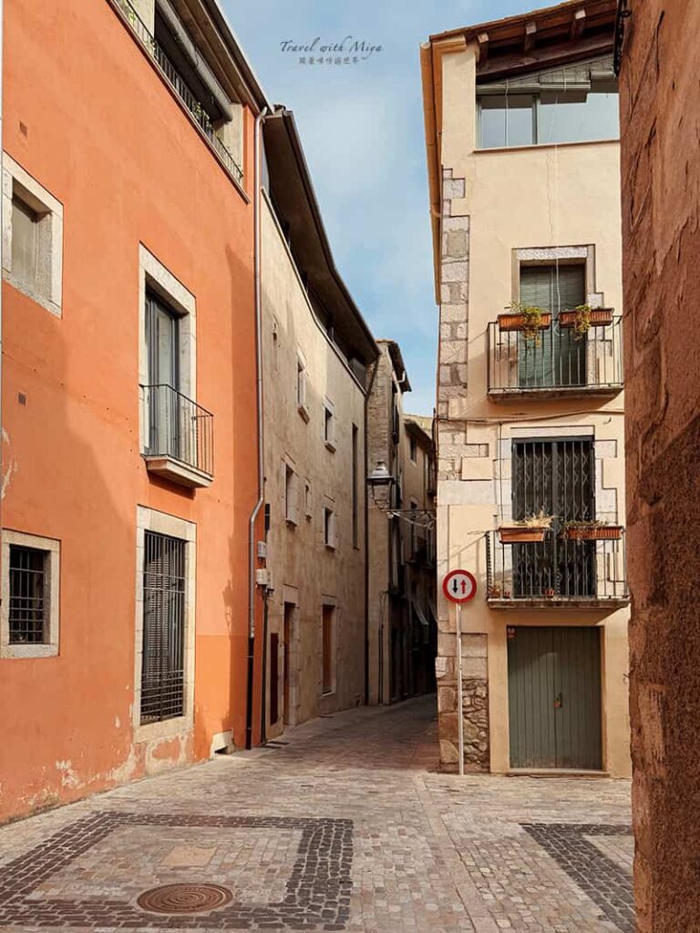 赫羅納古城巷弄橘牆建築