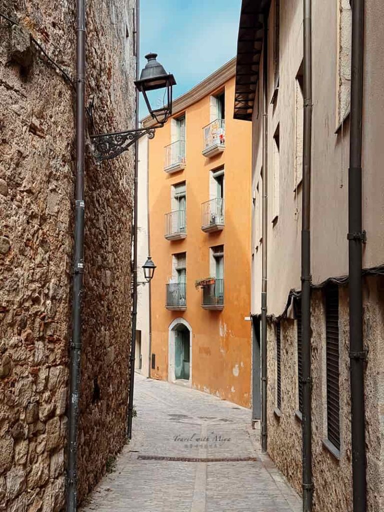 赫羅納古城巷弄新舊建築相接