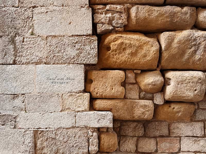 赫羅納街上石頭牆與磚牆對比