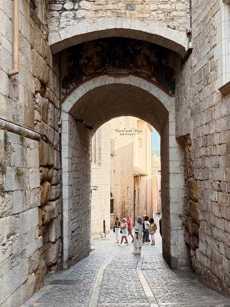 赫羅納古城巷弄前往赫羅納大教堂拱門